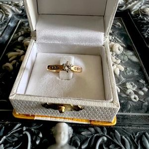 Lovely ring, perfect for engagement or promise ring.